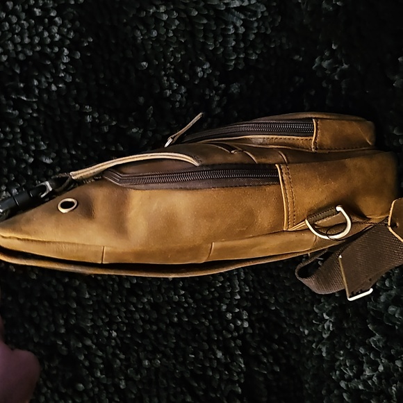 Mens light brown/tan leather slingbag NWOT also available in black - Picture 3 of 12